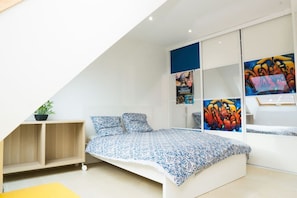 4 habitaciones, escritorio y tabla de planchar con plancha 
