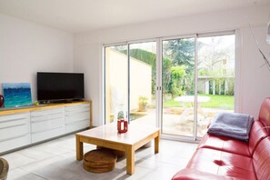 TV, offices - House on the edge of forest - 20 min from Paris (Vélizy-Villacoublay)