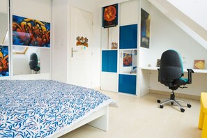 4 habitaciones, escritorio y tabla de planchar con plancha 