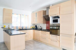 Fridge, microwave, oven, dishwasher - House on the edge of forest - 20 min from Paris (Vélizy-Villacoublay)