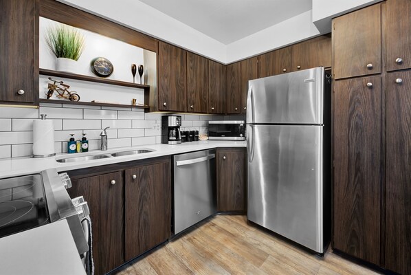 Refrigerador, microondas, horno, placa de cocina