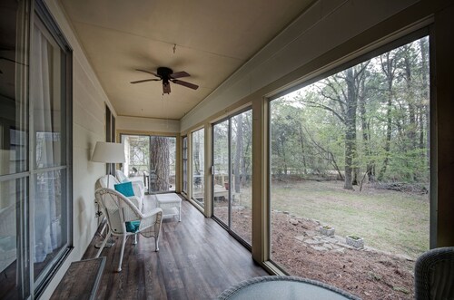 4BR City Retreat w/ Fire Pit, BBQ & Free Parking