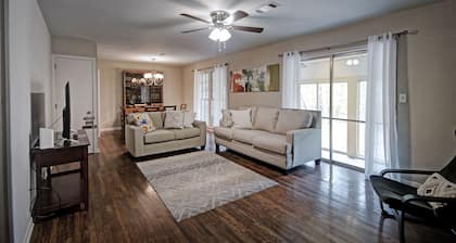 4BR City Retreat w/ Fire Pit, BBQ & Free Parking