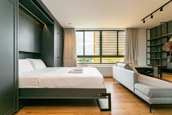 Iron/ironing board, internet, bed sheets