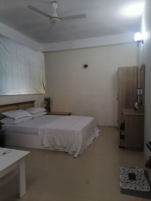 Desk, laptop workspace, free WiFi - The Rose Garden House (Hithadhoo)