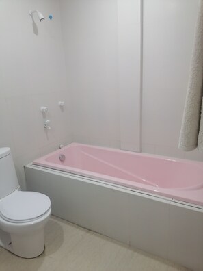 Habitación doble Deluxe | Baño | Secadora de cabello y toallas 