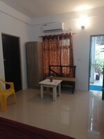 Escritorio, espacio para trabajar con laptop y wifi gratis