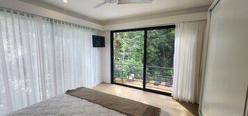 Quarto quádruplo standard | Cofres nos quartos, espaço de trabalho para notebook, cortinas blackout