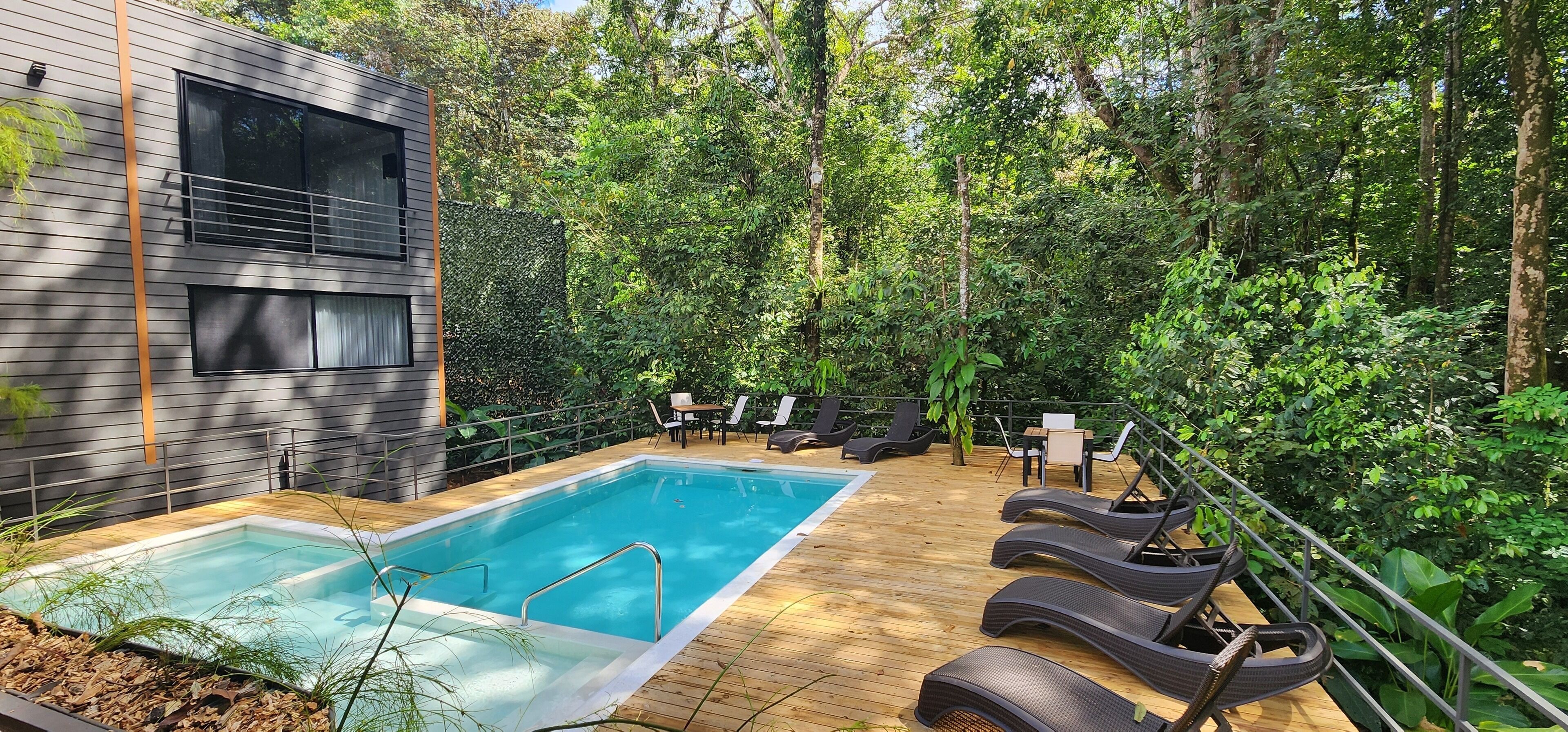 Una piscina al aire libre