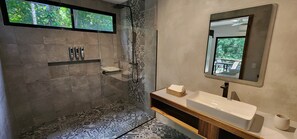 Standaard vierpersoonskamer | Badkamer | Handdoeken, zeep, toiletpapier