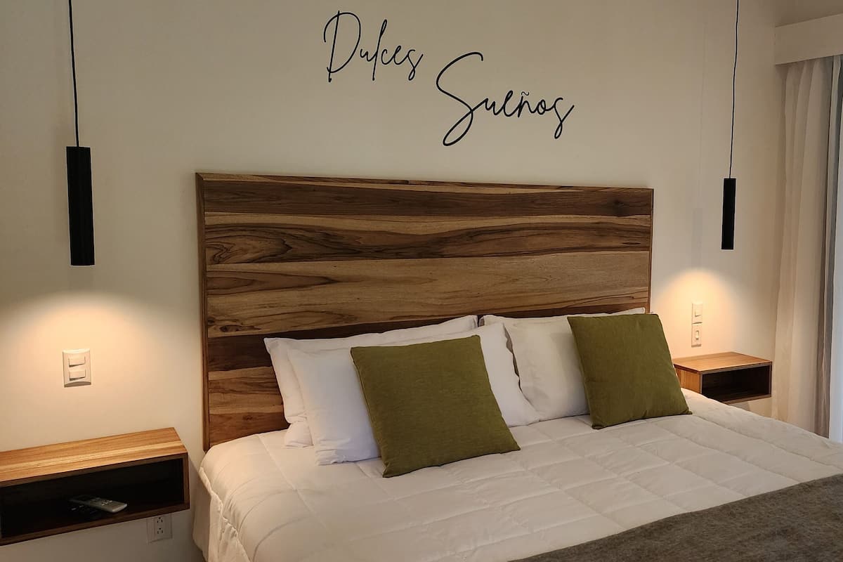 Standard Double Room, Garden View | Peti besi dalam bilik, ruang kerja komputer riba