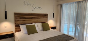 Standaard tweepersoonskamer, uitzicht op tuin | Een kluis op de kamer, een laptopwerkplek, verduisterende gordijnen