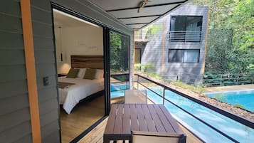 Habitación doble estándar, vista al jardín | Área de sala de estar | Televisión