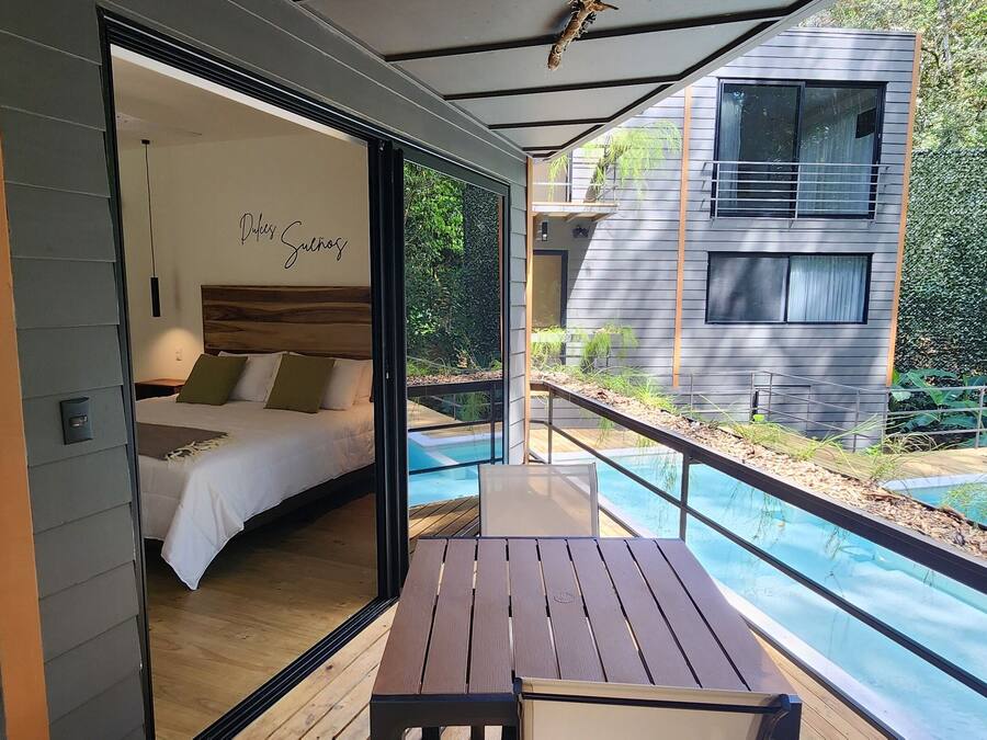 Habitación estándar doble, vistas al jardín | Zona de estar | Una televisión