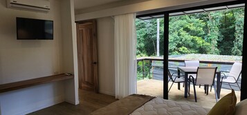 Habitación cuádruple estándar | Caja fuerte, espacio para trabajar con un portátil, cortinas opacas