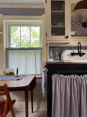 Hair dryer, towels, soap, toilet paper - The Surry House

 (Surry)