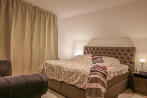 2 bedrooms, iron/ironing board, WiFi, bed sheets