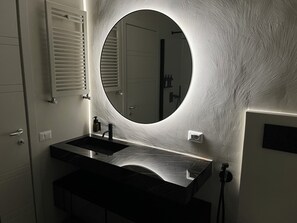 Regadera, secadora de cabello, bidet, toallas 