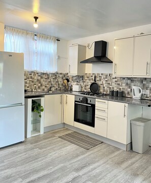 Private kitchen - Fabulous 1-bedroom apartment in Central Birmingham, Ladywood TV+Netflix, WiFi  (Ladywood)