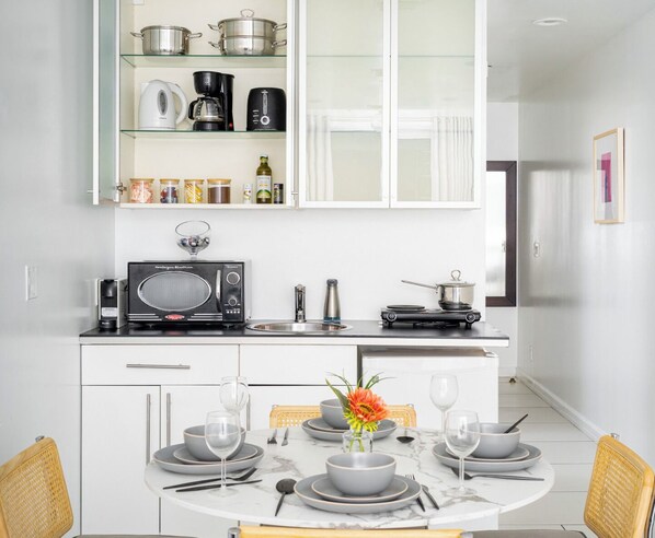 Refrigerador, microondas, cafetera/tetera, tostadora