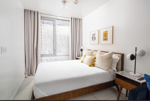 1 habitación, tabla de planchar con plancha y cuna de viaje