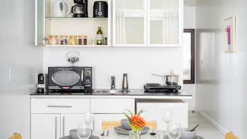 Kjøleskap, mikrobølgeovn, kaffetrakter/tekoker og brødrister