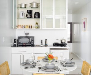 Kjøleskap, mikrobølgeovn, kaffetrakter/tekoker og brødrister