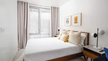 1 soverom, strykejern/-brett, reiseseng for barn og sengetøy