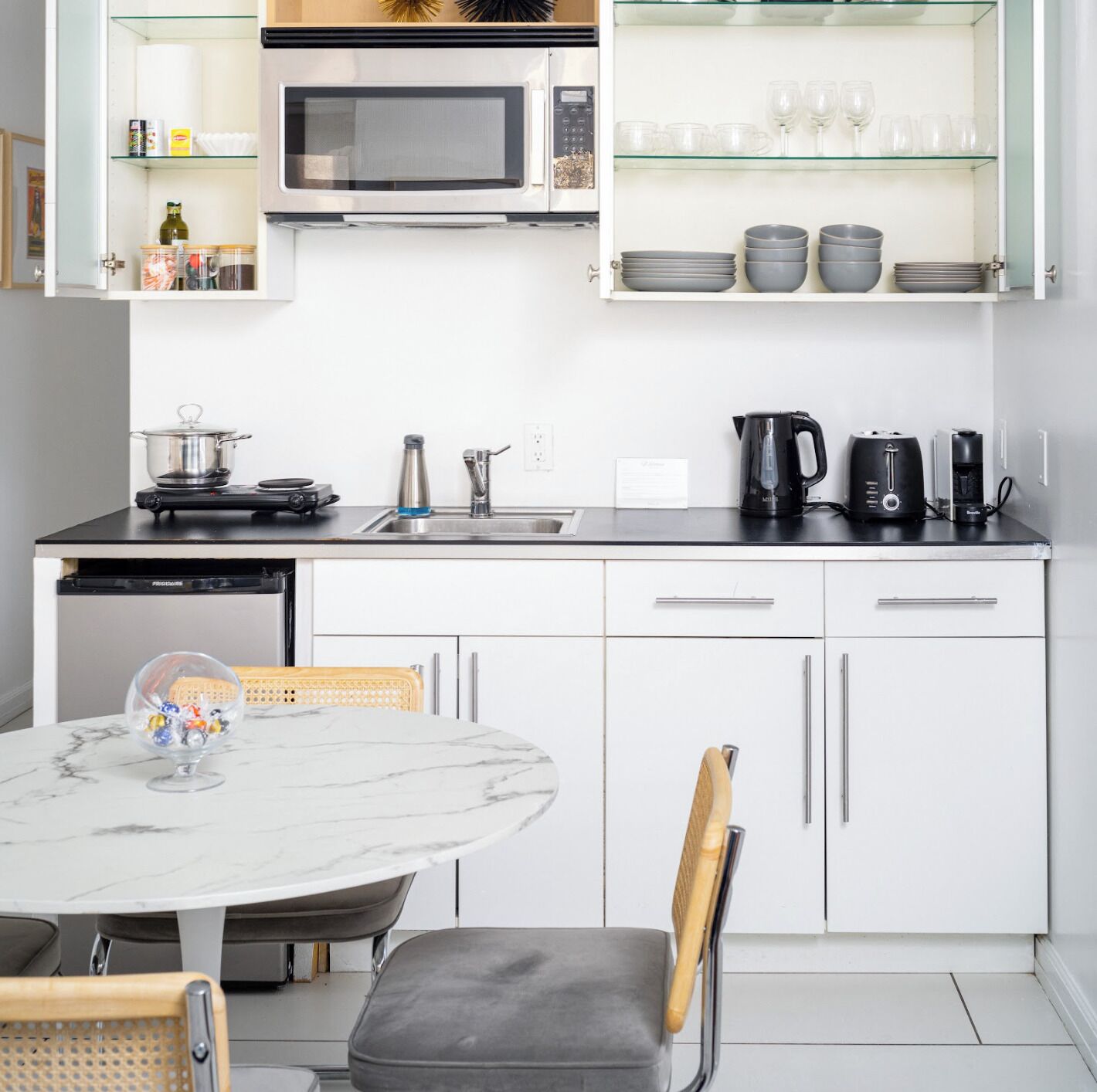 Refrigerador, microondas, cafetera y tetera y tostadora 