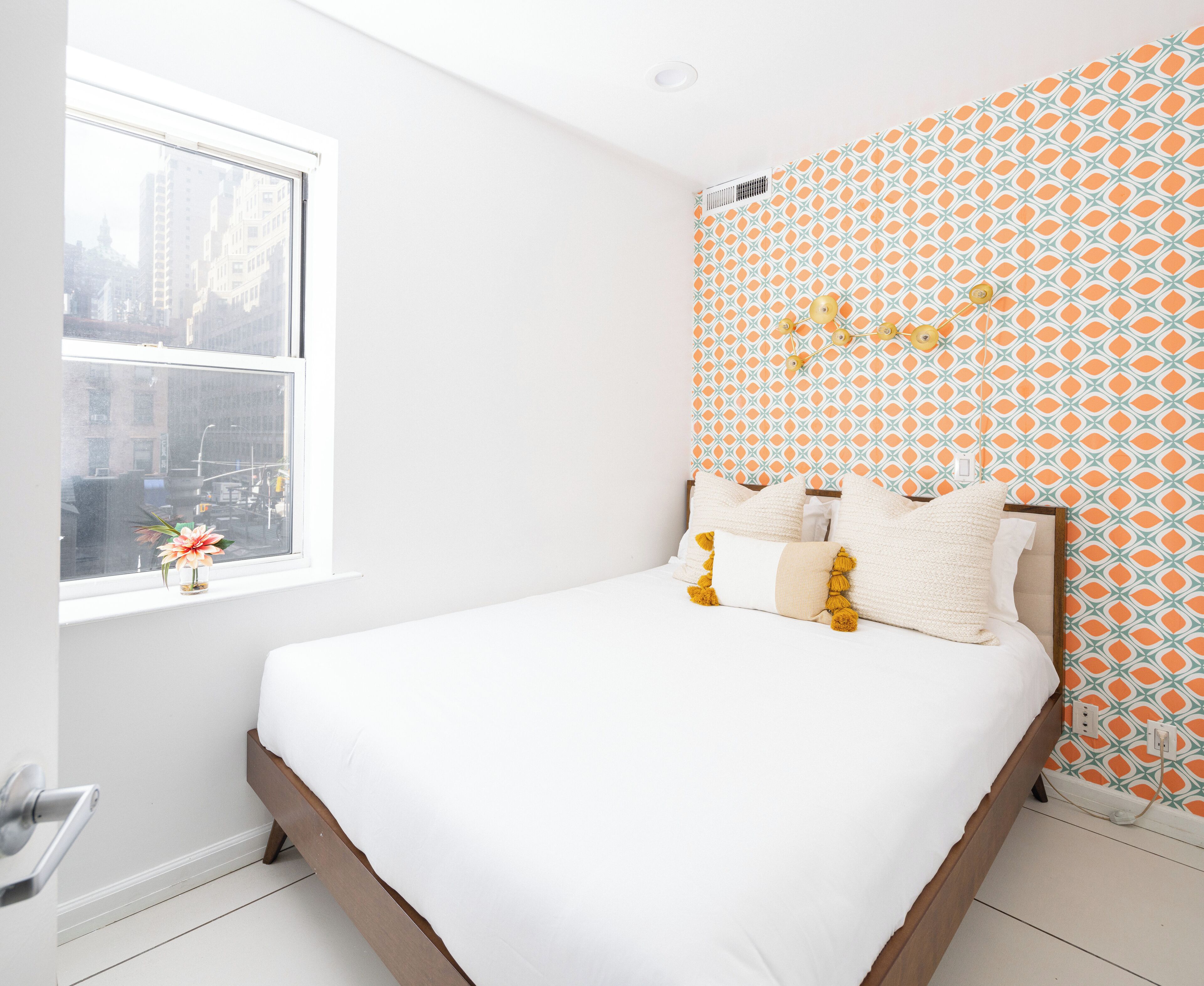 2 habitaciones, tabla de planchar con plancha y cuna de viaje 