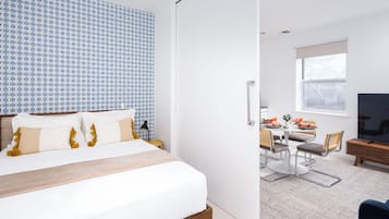 2 slaapkamers, een strijkplank/strijkijzer, reisbedje, beddengoed
