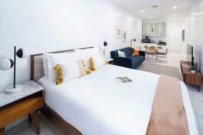 1 quarto, ferros/tábuas de passar roupa, berço de viagem, roupa de cama
