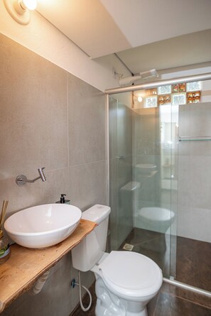 Dusche, Haartrockner, HandtĂŒcher, Seife
