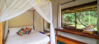 Family and pet friendly chalet in Brumadinho 30 minutes from BH. Kitchen integrated with nature.