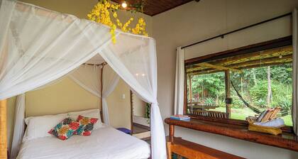 Family and pet friendly chalet in Brumadinho 30 minutes from BH. Kitchen integrated with nature.