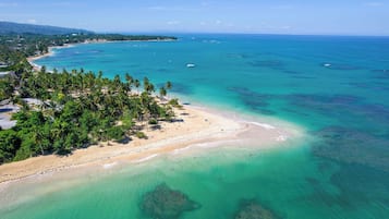 Espreguiçadeiras, toalhas de praia