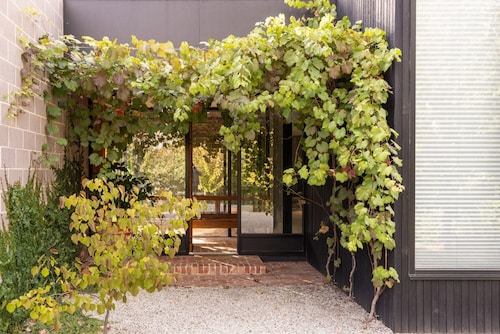 RIVER HOUSE - COOL MODERNITY BY THE RIVER, KYNETON