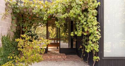 RIVER HOUSE - COOL MODERNITY BY THE RIVER, KYNETON