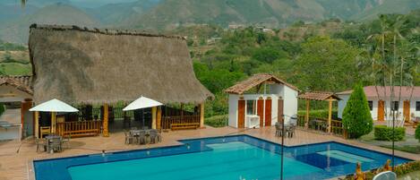 2 座室外游泳池