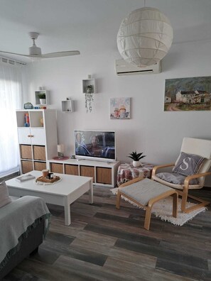 Living area - Charming 4-bedroom house with swimming pool, WiFi, AC in Oropesa del Mar  (Oropesa)