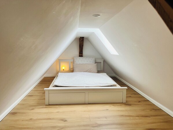 2 habitaciones, escritorio y tabla de planchar con plancha 