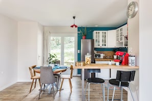 Een koelkast, een microgolfoven, een oven, een kookplaat