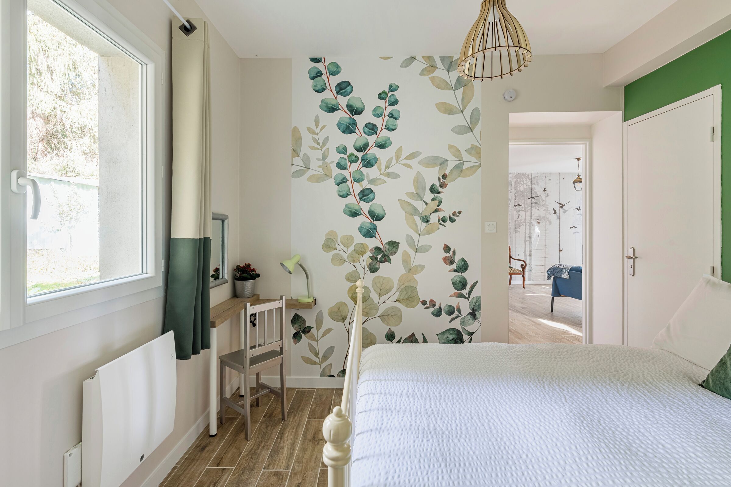 3 bedrooms, desk, iron/ironing board, travel cot