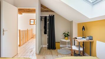 3 chambres, bureau, fer et planche à repasser, lit parapluie