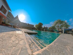 2 piscines extérieures