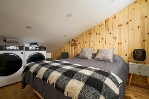 2 bedrooms, iron/ironing board, WiFi