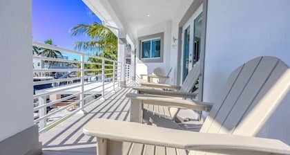 Charming water view 3-bedroom house with jacuzzi AC and WiFi in Key Largo
