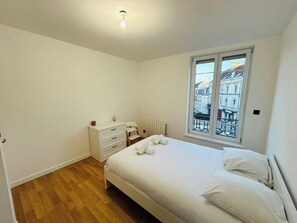 1 bedroom, desk, WiFi, bed sheets