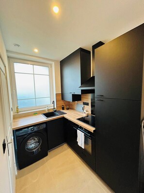 Køleskab, mikrobølgeovn, ovn, køkkentøj/tallerkener/redskaber