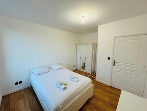 1 bedroom, desk, WiFi, bed sheets